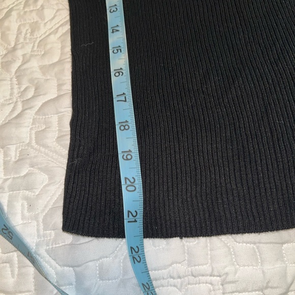 Forever 21 black sweater with cut out - Picture 10 of 10